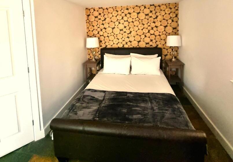 بنسيون Oak Tree Rooms Ltd