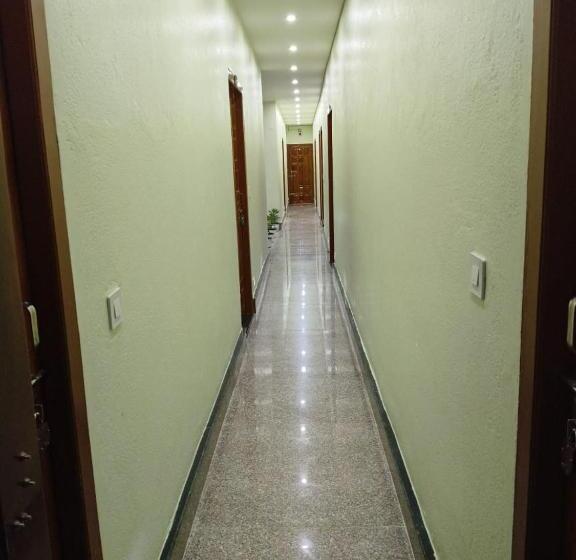 פנסיון Roy Guest House