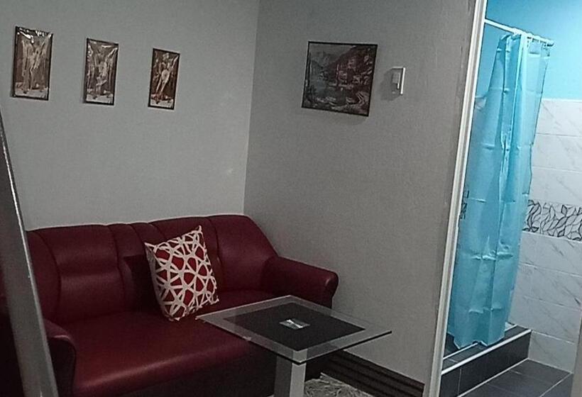 Sarah S Garden Bnb & Bnb Spa Family Room With Livingroom