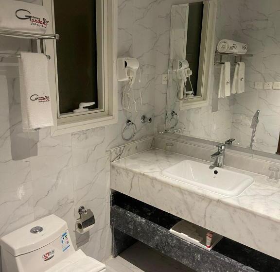 فندق سفن جاردنز   المطار