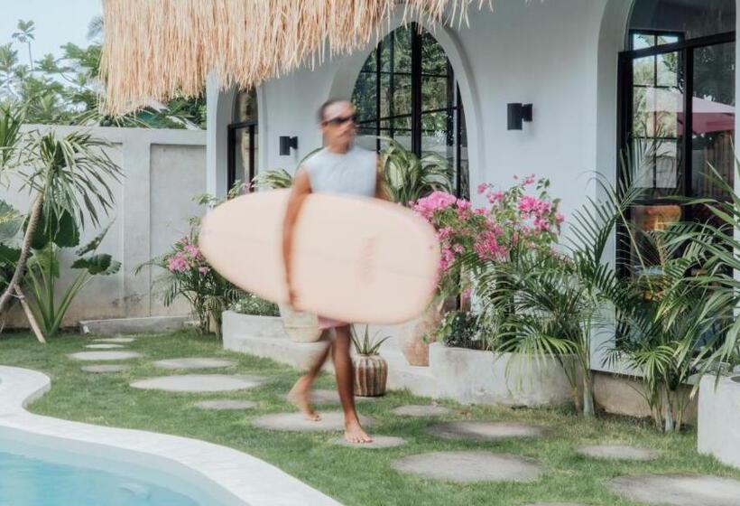 مبيت وإفطار Marshmellow Surf & Wellness Camp Lombok