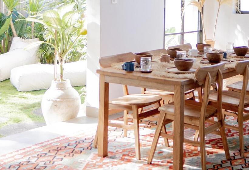 مبيت وإفطار Marshmellow Surf & Wellness Camp Lombok