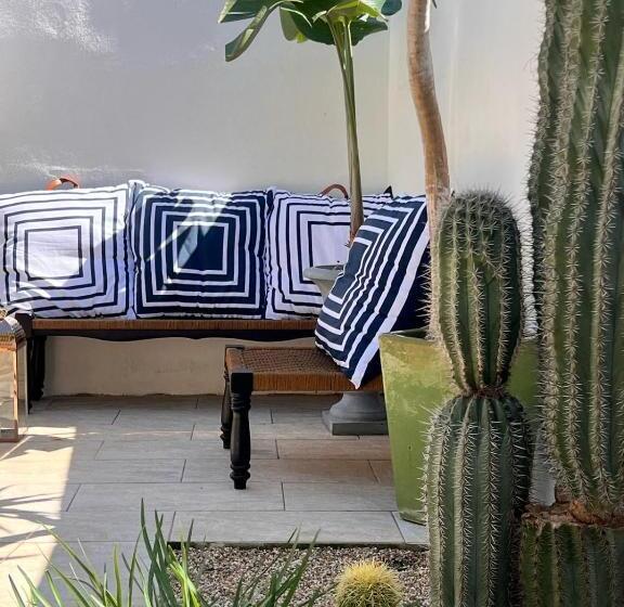 مبيت وإفطار Sustai