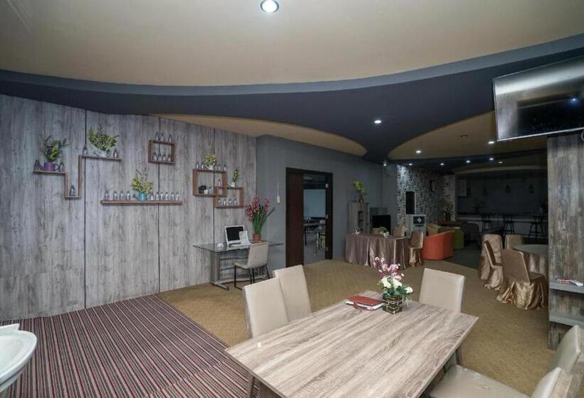 Collection O 736 Hotel Best Skip