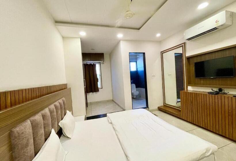 Govindam Inn ! Ujjain Fully Air Conditioned Hotel At Prime Location With Parking Availability, Near