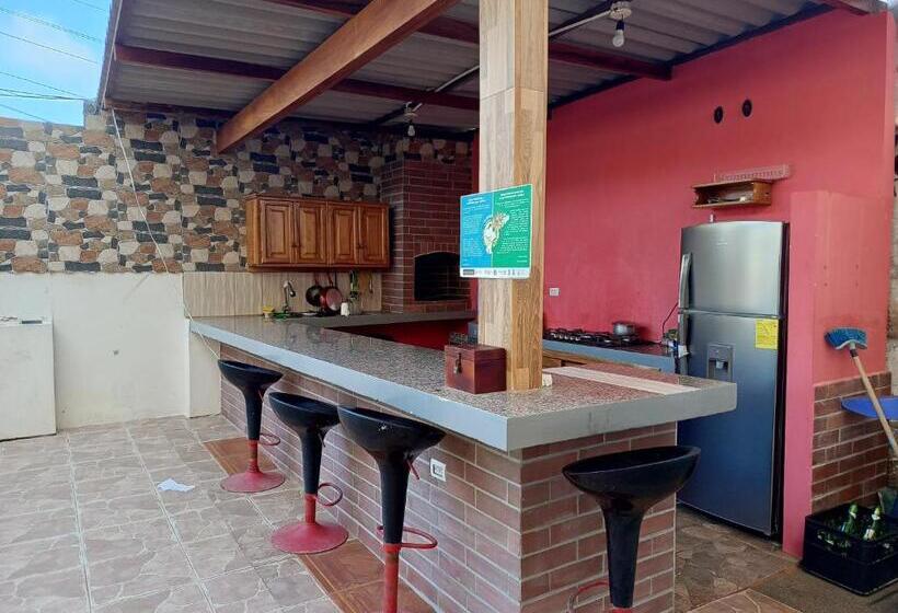 هتل Hostal Los Cactus