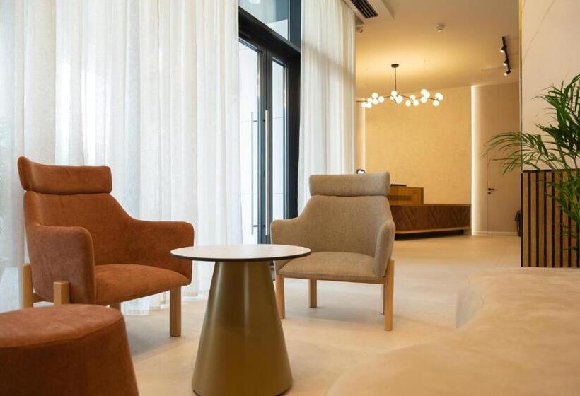 Отель Lupa By Bueno