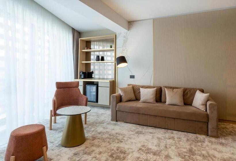 Отель Lupa By Bueno