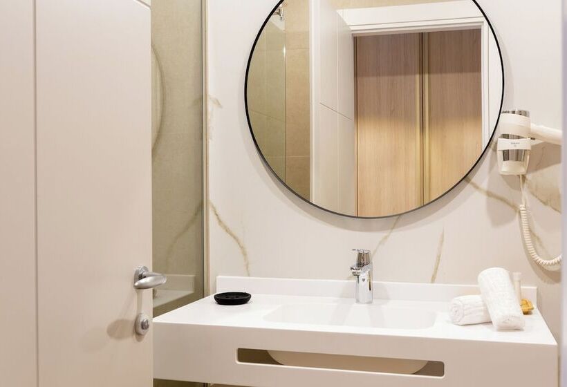 Отель Lupa By Bueno