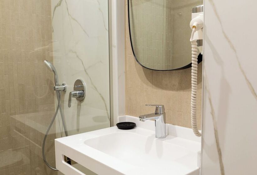 Отель Lupa By Bueno