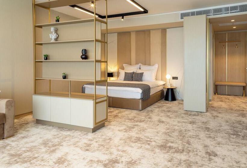 Отель Lupa By Bueno