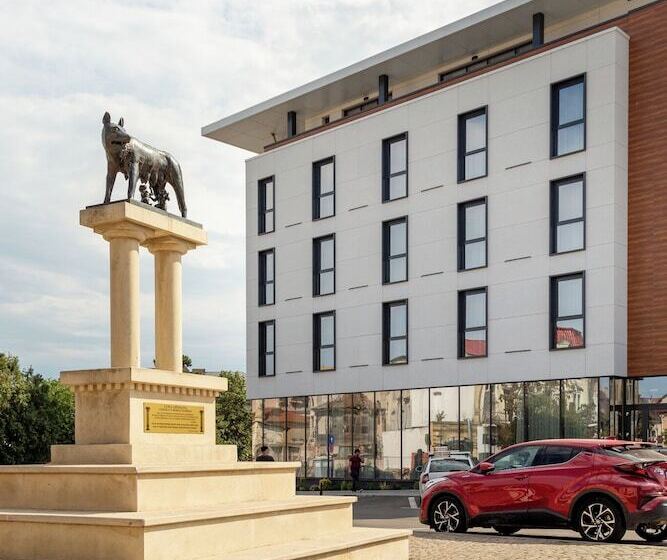 Отель Lupa By Bueno