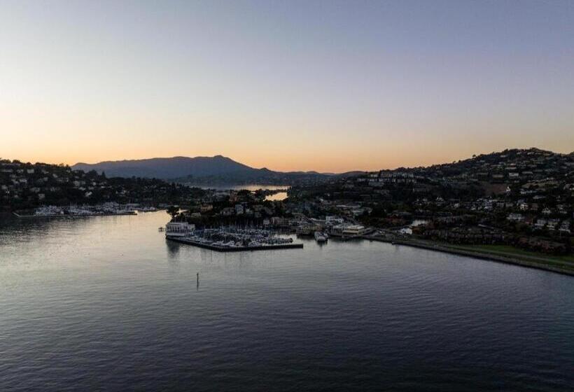 فندق Marin Suites