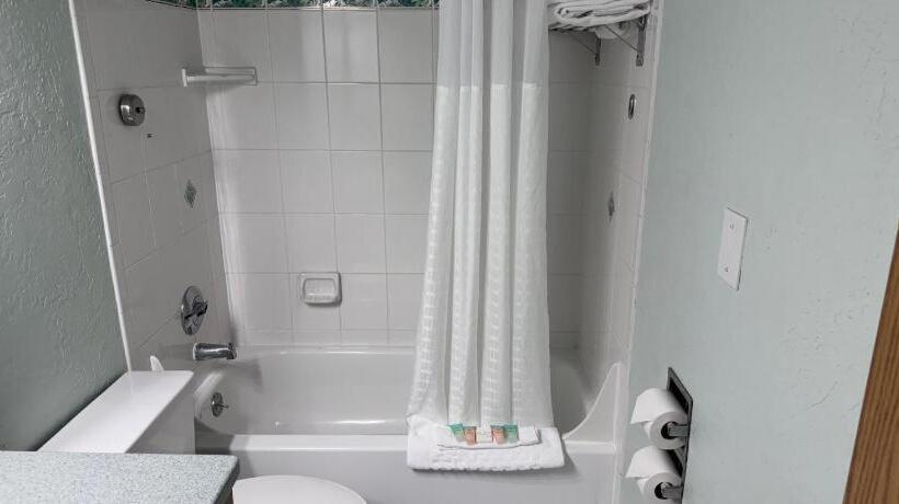 هتل Promenade Inn & Suites Oceanfront