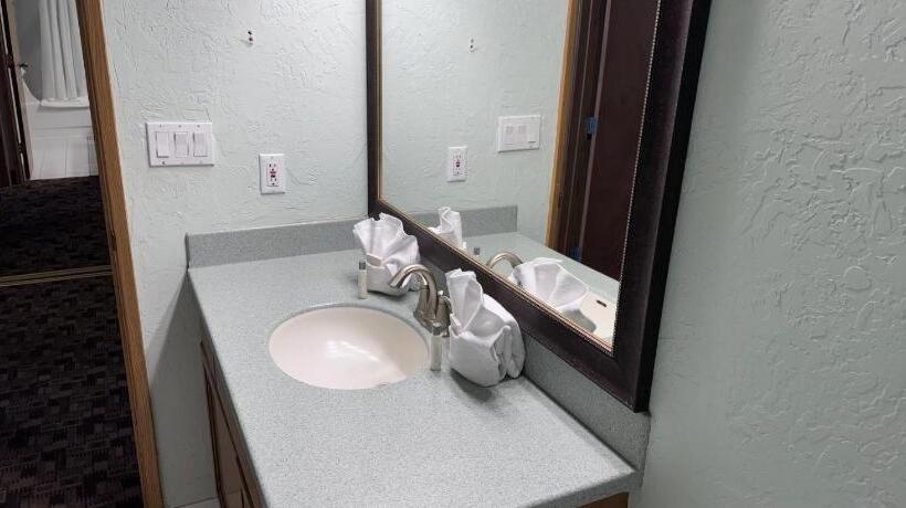 هتل Promenade Inn & Suites Oceanfront