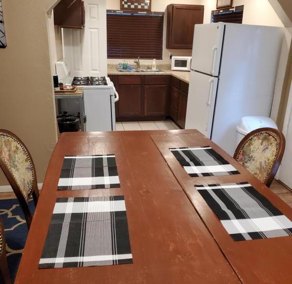 בית מלון כפרי The Treetop Terrace At The Historic Arrowhead Lodge