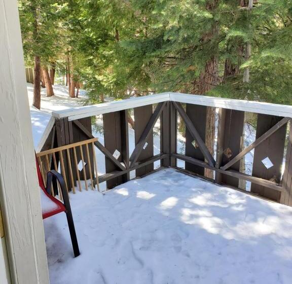 בית מלון כפרי The Treetop Terrace At The Historic Arrowhead Lodge