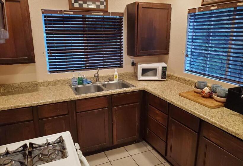 בית מלון כפרי The Treetop Terrace At The Historic Arrowhead Lodge