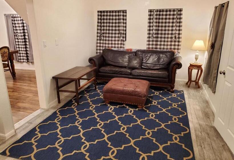 בית מלון כפרי The Treetop Terrace At The Historic Arrowhead Lodge