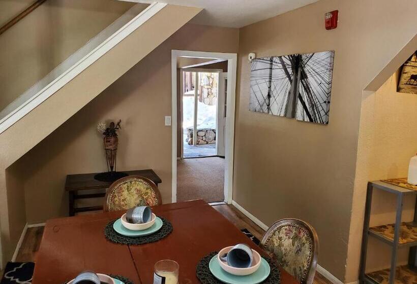 בית מלון כפרי The Treetop Terrace At The Historic Arrowhead Lodge