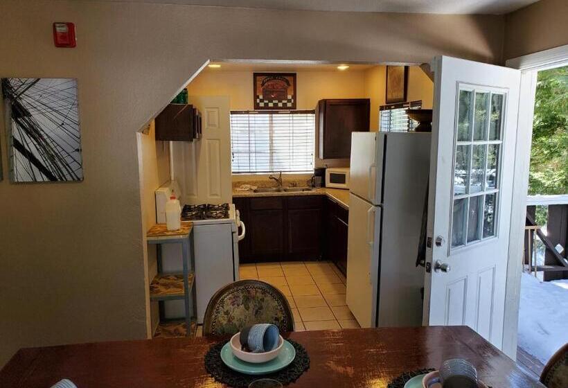 בית מלון כפרי The Treetop Terrace At The Historic Arrowhead Lodge