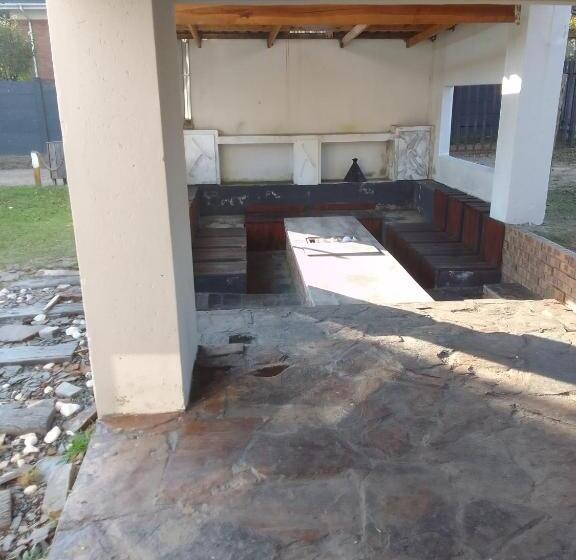 פנסיון Imvunge Villa & Venue