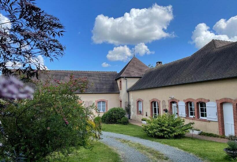 Bed and Breakfast évasion Naturelle: Chambre D Hôtes Spacieuse Avec Piscine Et Confort à Montreuil Le Henri   Fr 1 410