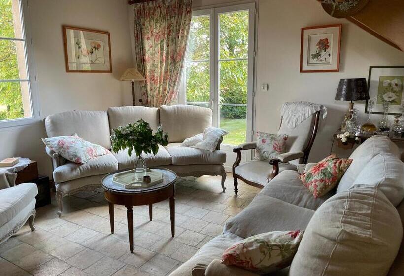 Bed and Breakfast évasion Naturelle: Chambre D Hôtes Spacieuse Avec Piscine Et Confort à Montreuil Le Henri   Fr 1 410