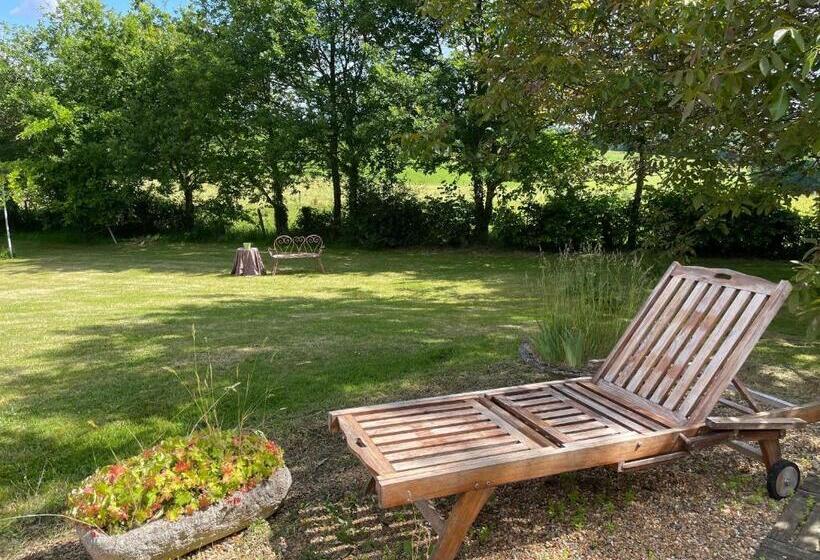 Bed and Breakfast évasion Naturelle: Chambre D Hôtes Spacieuse Avec Piscine Et Confort à Montreuil Le Henri   Fr 1 410