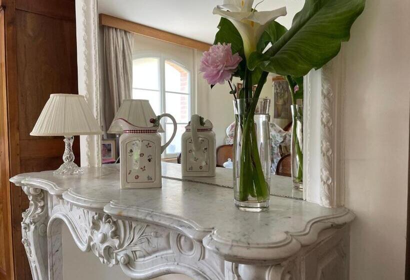 Bed and Breakfast évasion Naturelle: Chambre D Hôtes Spacieuse Avec Piscine Et Confort à Montreuil Le Henri   Fr 1 410