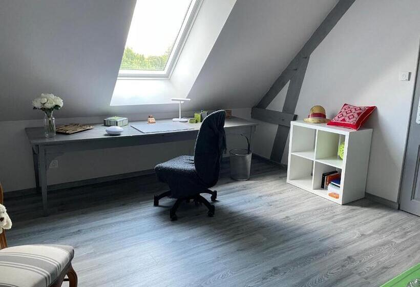 Bed and Breakfast évasion Naturelle: Chambre D Hôtes Spacieuse Avec Piscine Et Confort à Montreuil Le Henri   Fr 1 410