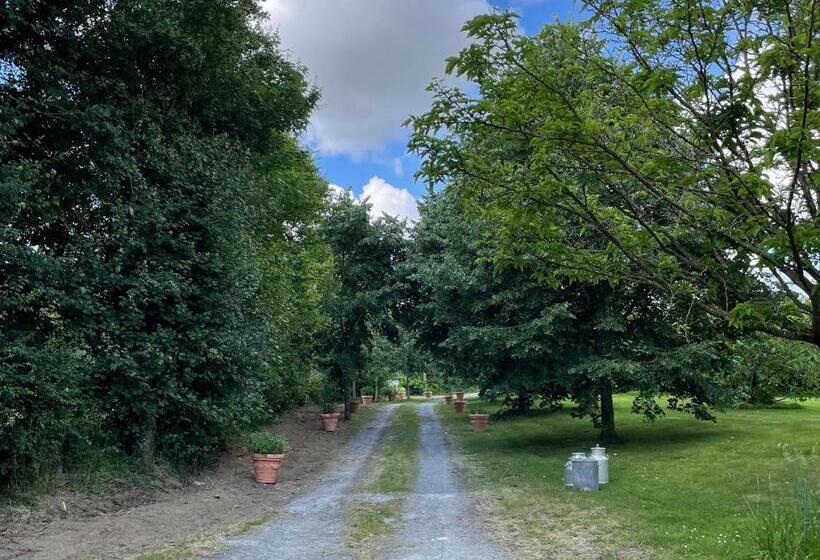 Bed and Breakfast évasion Naturelle: Chambre D Hôtes Spacieuse Avec Piscine Et Confort à Montreuil Le Henri   Fr 1 410