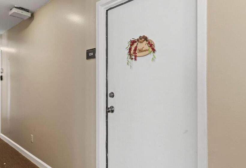 فندق 301 Pinnacle Inn Rd 1214 By Carolina Stays