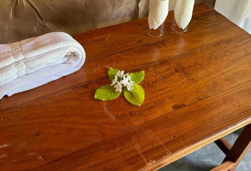 בית מלון כפרי Araliya Lake Camp Resort