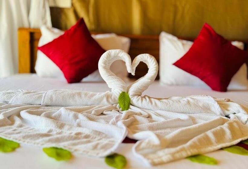 בית מלון כפרי Araliya Lake Camp Resort