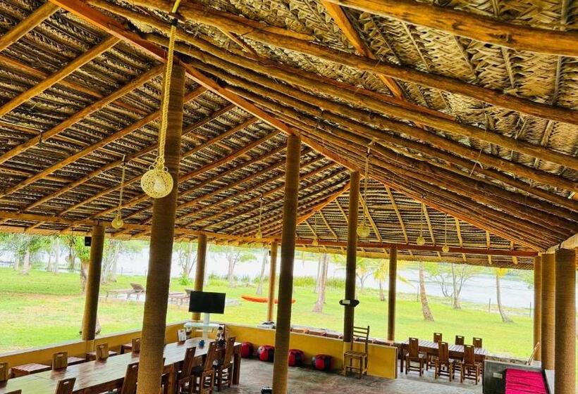 בית מלון כפרי Araliya Lake Camp Resort