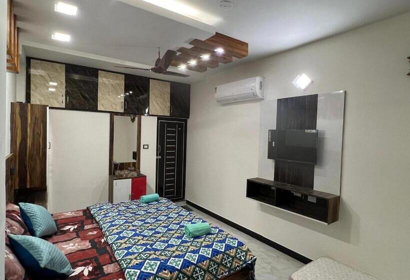 Отель Coco Holidays