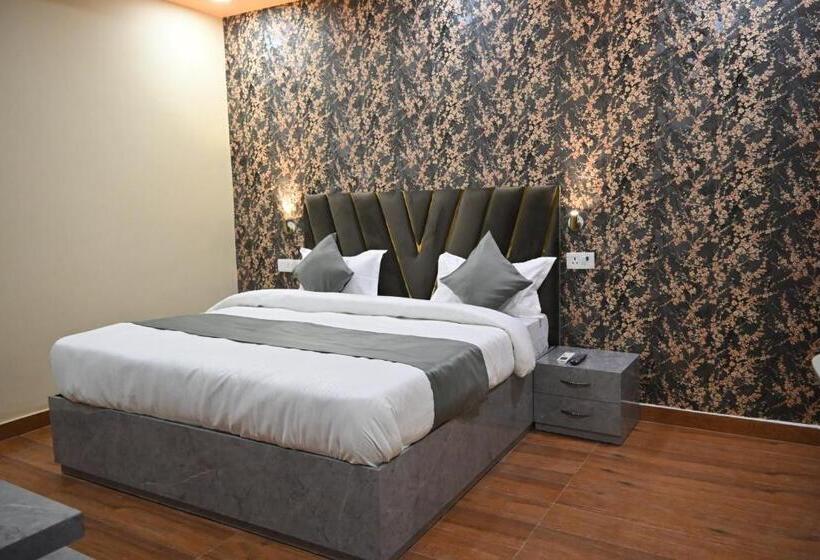 Отель Raas Plaza