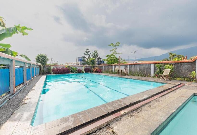 Otel Reddoorz At House Of Dirga Cisarua Puncak