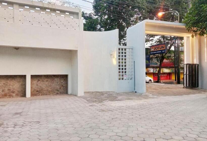 酒店 Reddoorz Near Alun Alun Kembangjoyo Pati