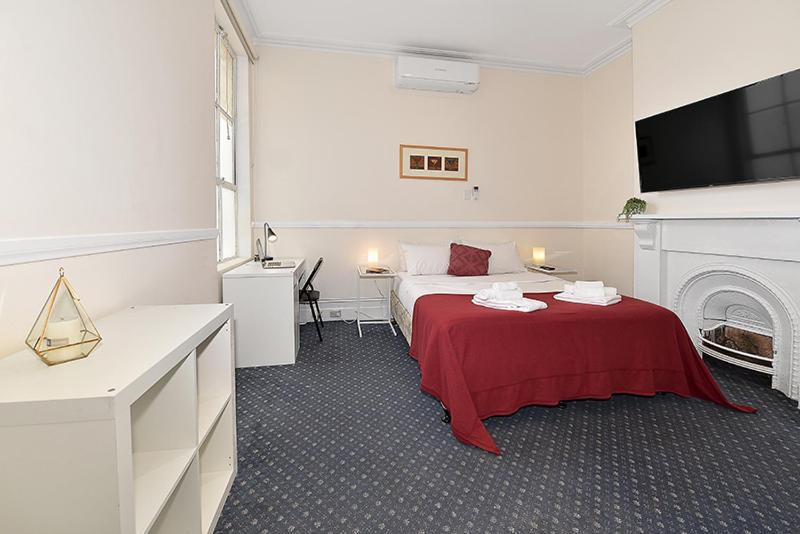 Pension 206dr2 & 3   Large Rooms In Carlton 2br Apt! Ac, Smart Tv, Pkg!