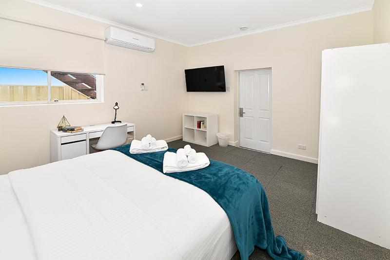 Pension 206dr2 & 3   Large Rooms In Carlton 2br Apt! Ac, Smart Tv, Pkg!