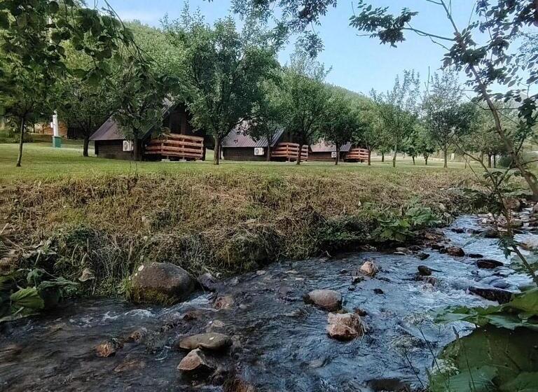 پانسیون Brvnara Pojata Bungalovi