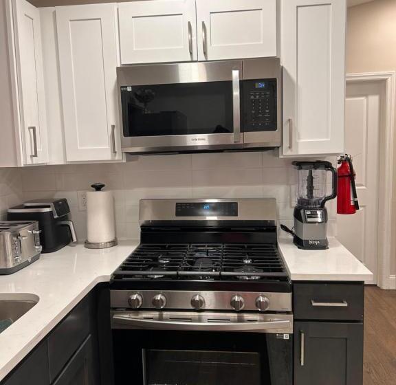 膳宿费 Cozy Multi Level House Private Level A, Irvington Nj