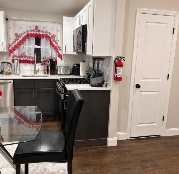 膳宿费 Cozy Multi Level House Private Level A, Irvington Nj