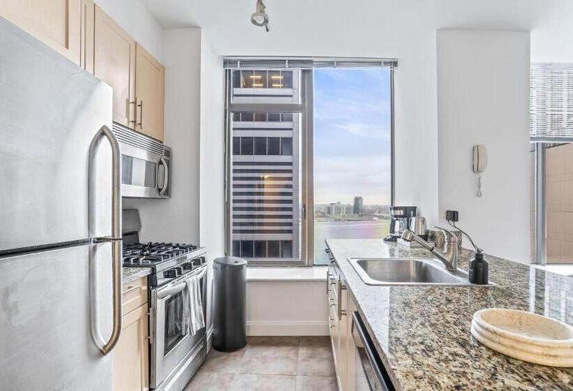 پانسیون Lux Bright Room With Shared Bath Apt