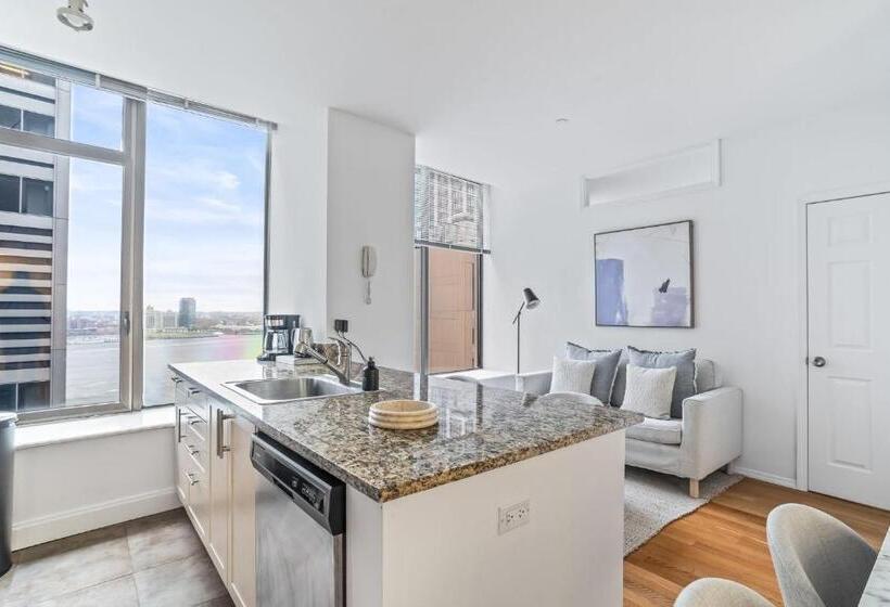 پانسیون Lux Bright Room With Shared Bath Apt