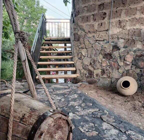 بنسيون Madoyans Rest House