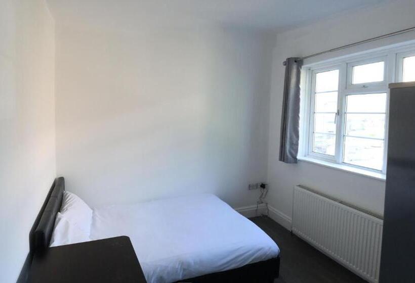 پانسیون Room In Guest Room   Limehouse Townhomes Modern Spacious Serviced En Suite Room With A Garden View