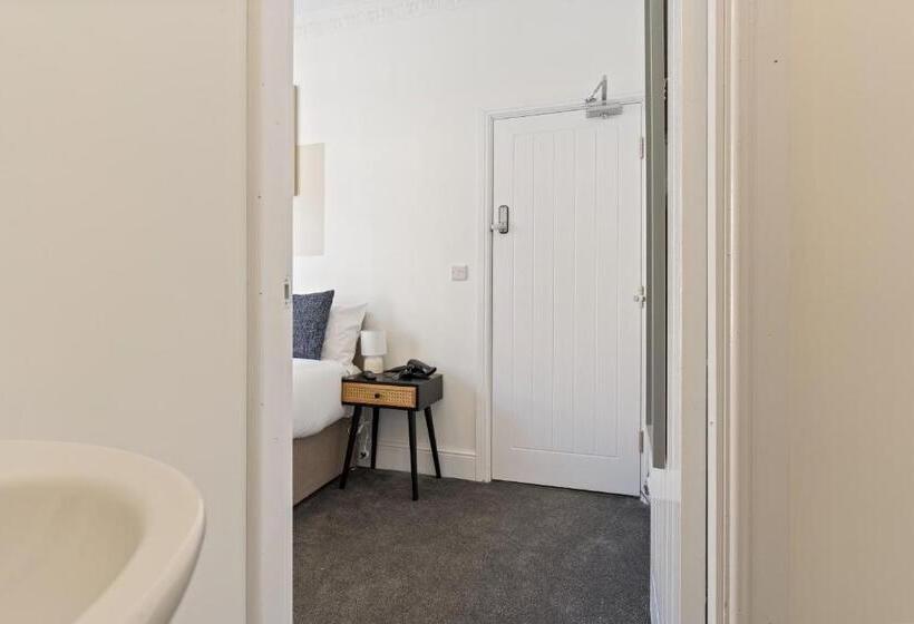 펜션 Suite #1 Central Location Private Ensuite, Smart Tv, Fast Wifi And Free Parking By Yoko Proper